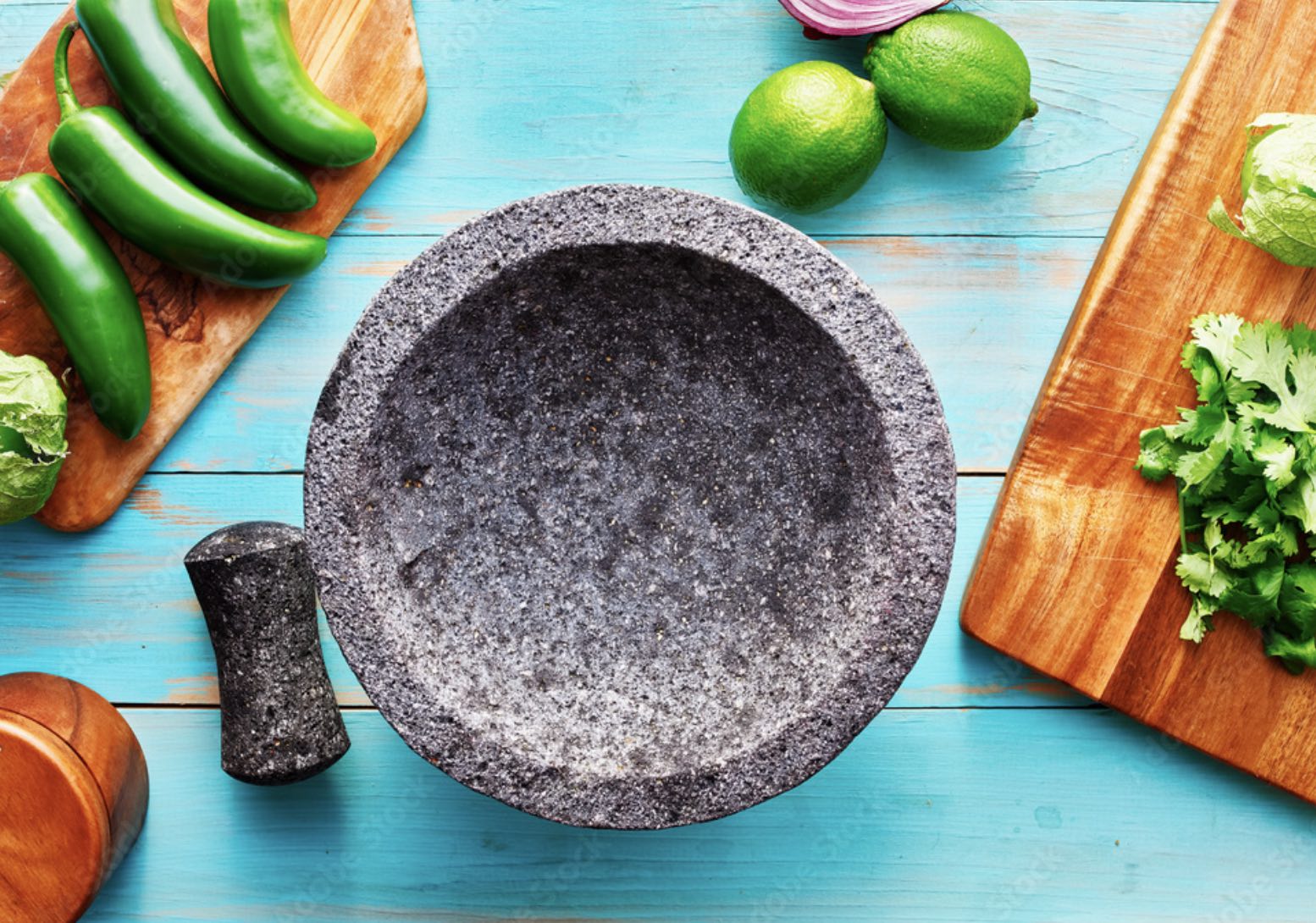 molcajete con chiles y limon